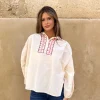 Blusa beige cuello bordado