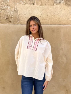 Blusa beige cuello bordado