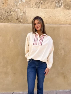Blusa beige cuello bordado