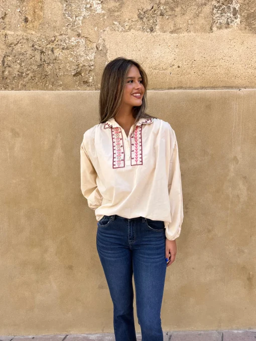 Blusa beige cuello bordado