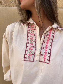 Blusa beige cuello bordado