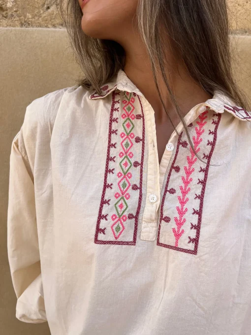Blusa beige cuello bordado