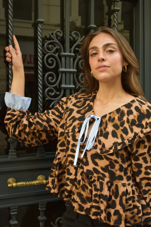 Blusa leopardo cuello bobo