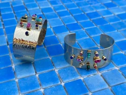 Brazalete dorado bolitas piedra