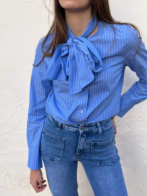Camisa celeste rayas lazo