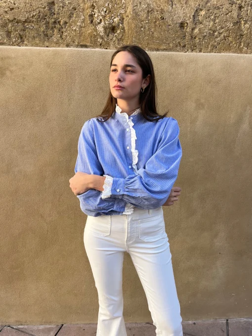 Camisa celeste rayas volante troquelado