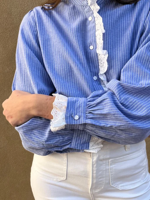 Camisa celeste rayas volante troquelado