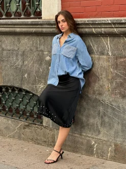 Camisa Denim bolsillos tachas