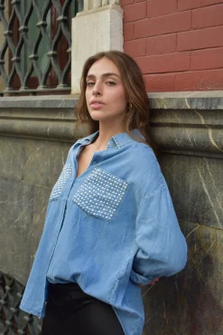 Camisa Denim bolsillos tachas