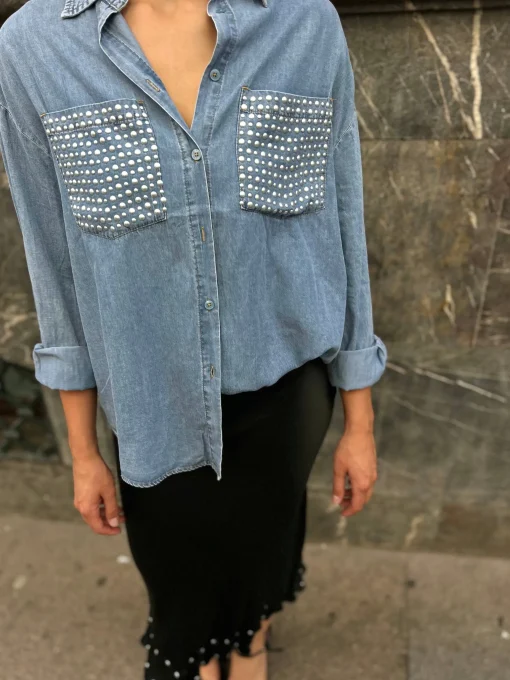 Camisa Denim bolsillos tachas