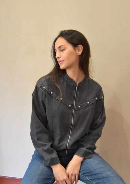 Cazadora cremallera tachas