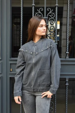 Cazadora gris tachas