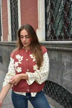 Chaleco punto flores boradas