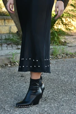 Falda satinada tachuelas