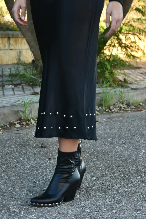 Falda satinada tachuelas