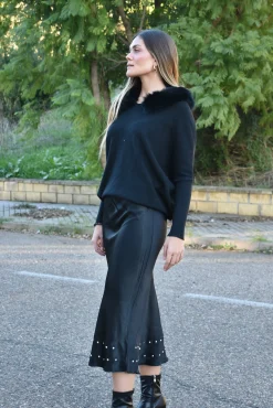 Falda satinada tachuelas