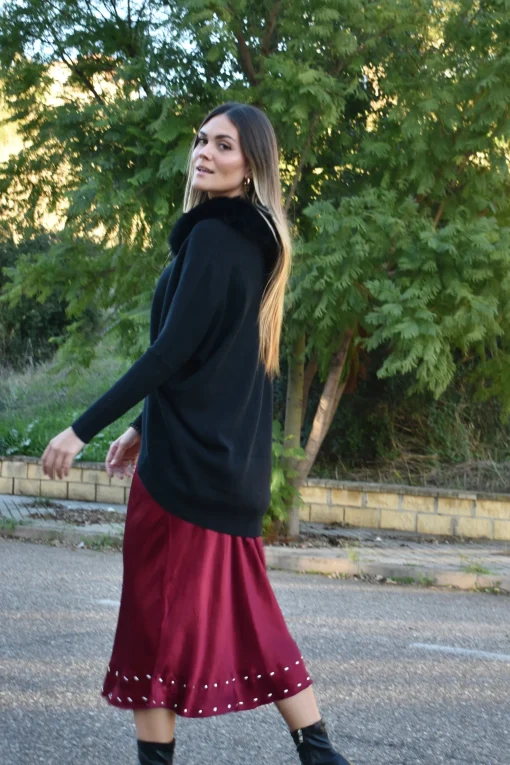 Falda satinada tachuelas