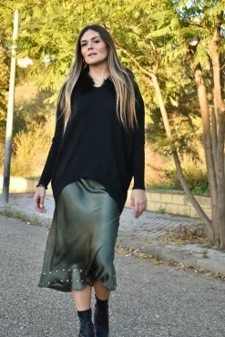 Falda satinada tachuelas