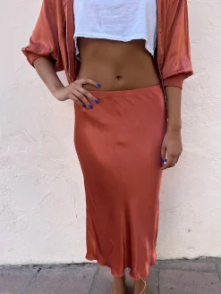 Falda satinada teja