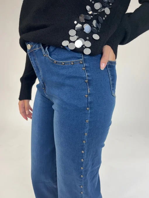 Jeans denim azul tachuelas