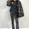 Jeans flare grises abertura bajo