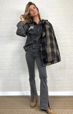 Jeans flare grises abertura bajo