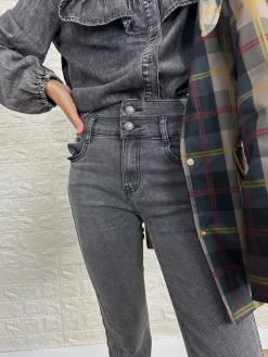 Jeans flare grises abertura bajo