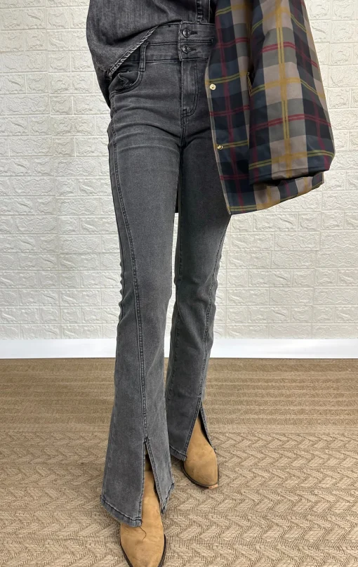 Jeans flare grises abertura bajo