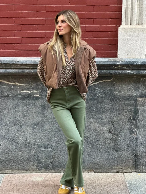 Jeans verde kaki botones dorados