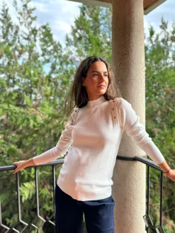 Jersey cuello alto botones hombreras blanco
