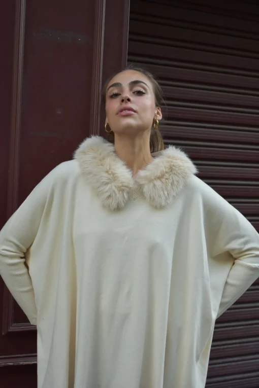 Jersey oversize beige cuello pelo