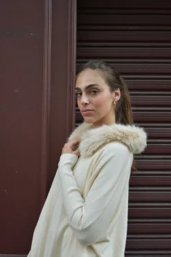 Jersey oversize beige cuello pelo