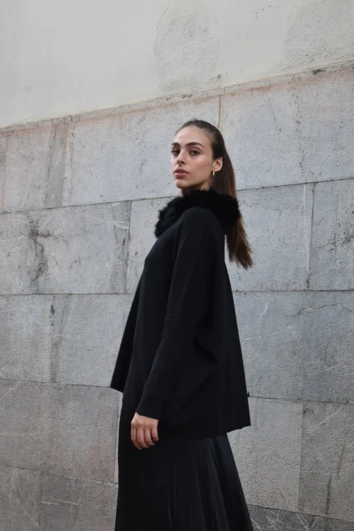 Jersey oversize negro cuello pelo