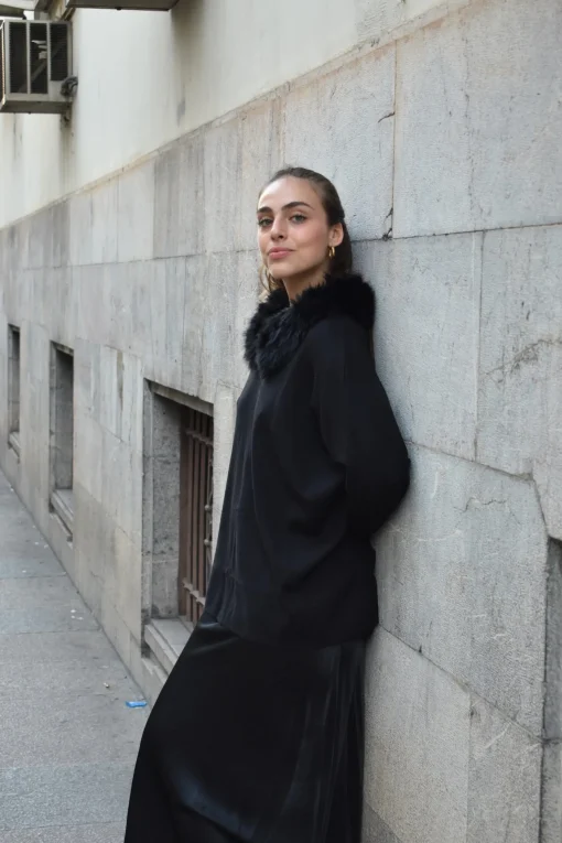Jersey oversize negro cuello pelo