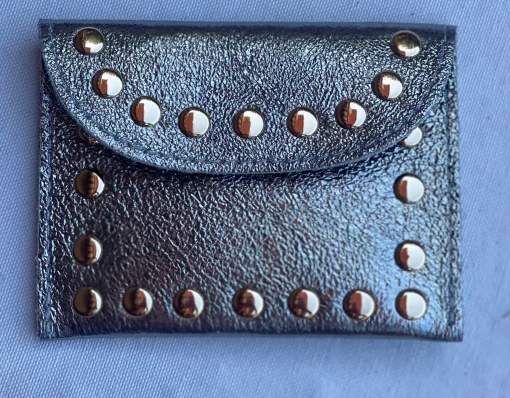 Monedero tachuelas
