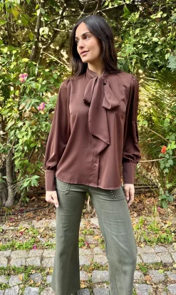 Pantalón tachuelas bolsillos
