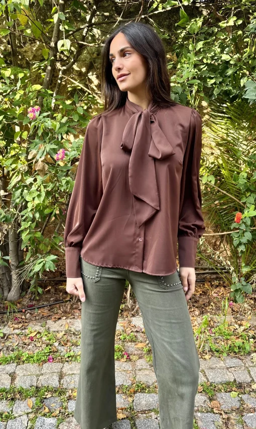 Pantalón tachuelas bolsillos