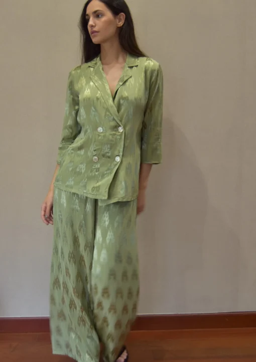 Traje fluido estampado satinado