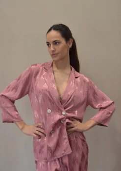 Traje fluido estampado satinado