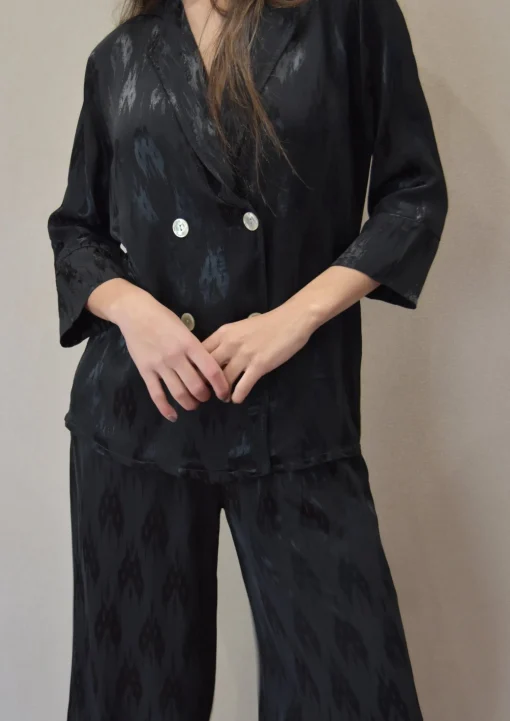 Traje fluido estampado satinado