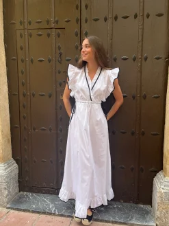 Vestido blanco contraste negro volantes