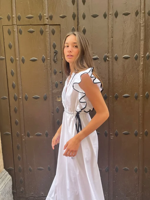 Vestido blanco contraste negro volantes