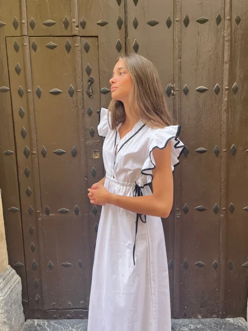 Vestido blanco contraste negro volantes