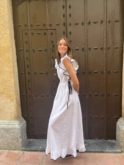Vestido blanco contraste negro volantes