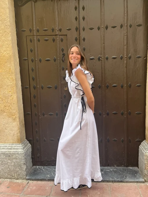 Vestido blanco contraste negro volantes