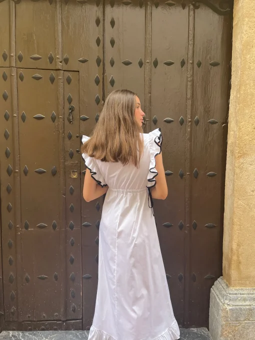 Vestido blanco contraste negro volantes