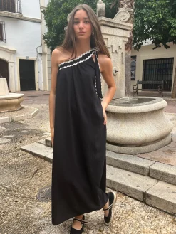 Vestido negro asimétrico piquillo