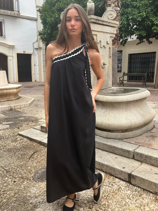 Vestido negro asimétrico piquillo