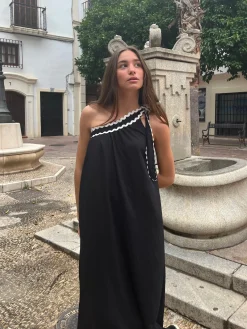 Vestido negro asimétrico piquillo