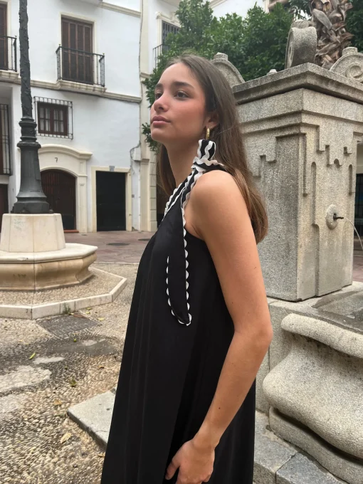 Vestido negro asimétrico piquillo